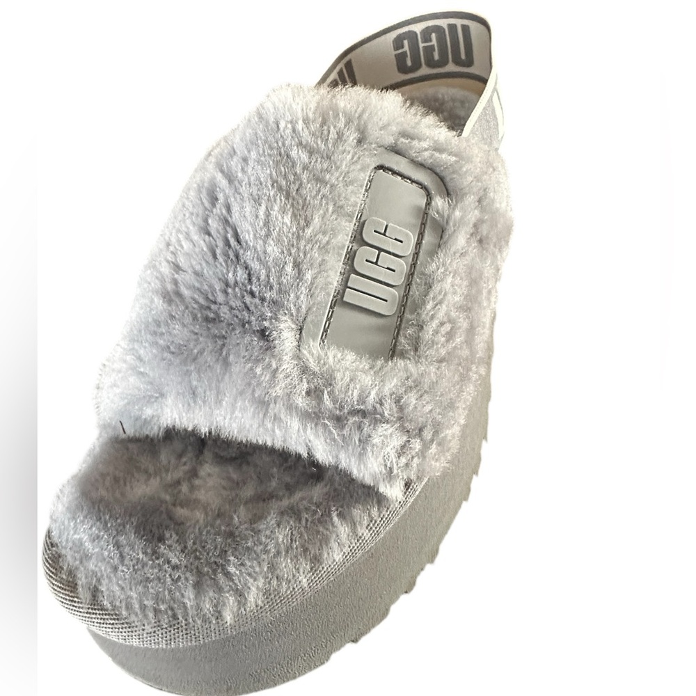 UGG Disco Slides Shoes cozy fluff and retro-style platform soles. - Picture 3 of 6